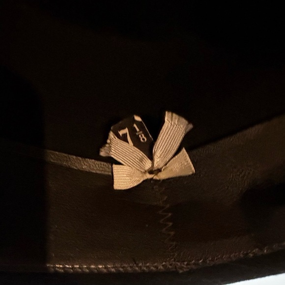 Classic Black Velvet Hat - Picture 4 of 4